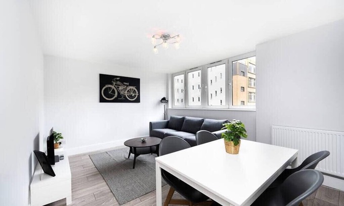 St Luke's Apartment | Cozy Apartment in the Pleydell Estate for Families