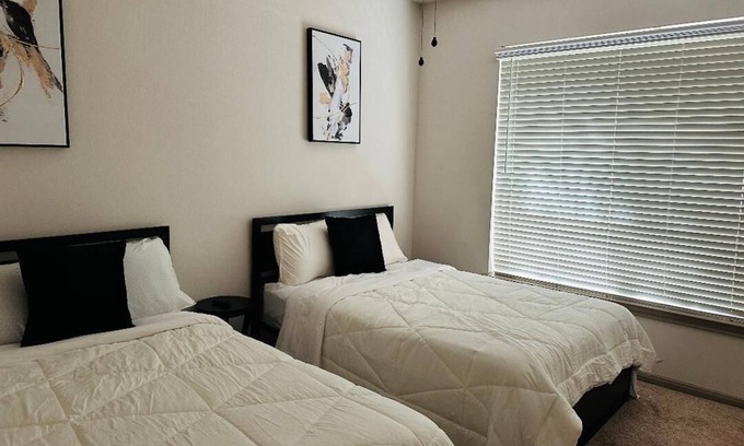 Greenway Plaza-Upper Kirby Apartment | Charming 2-bedroom apartment in Houston with WiFi and AC
