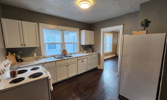 Kokomo Apartment | Charming 2-bedroom apartment with WiFi, AC in Kokomo