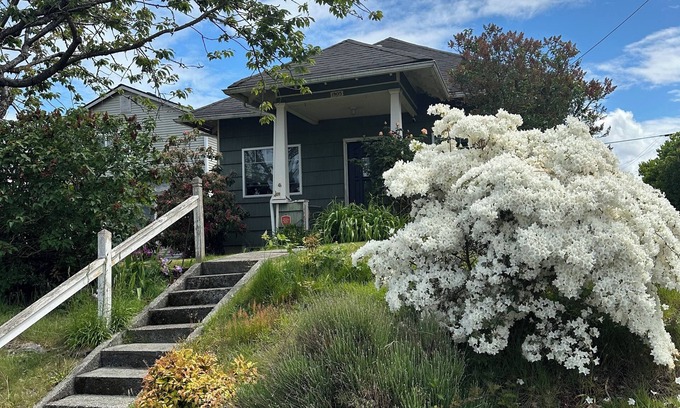 Everett House | Charming 2-bedroom bungalow in welcoming Everett with WiFi