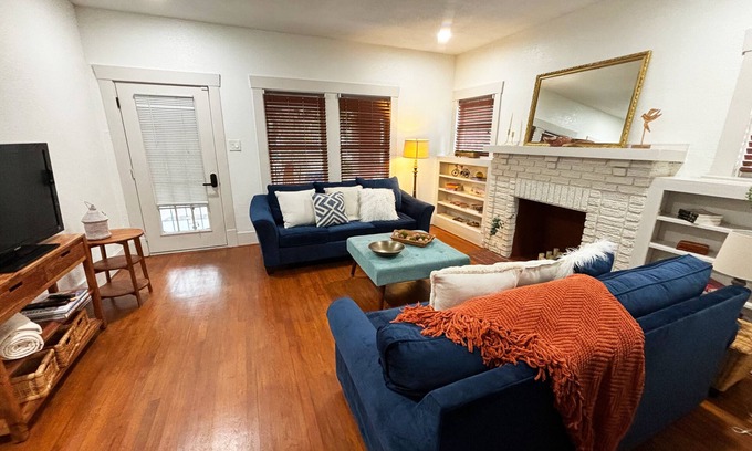 Greater East End House | Charming 2-bedroom bungalow with office, fitness room in inner-city Houston