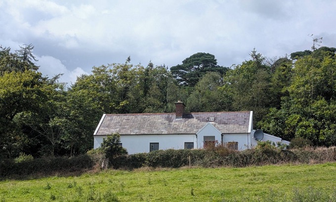 Skibbereen Cottage | Charming 2-bedroom Cottage near Skibbereen with stove and views.