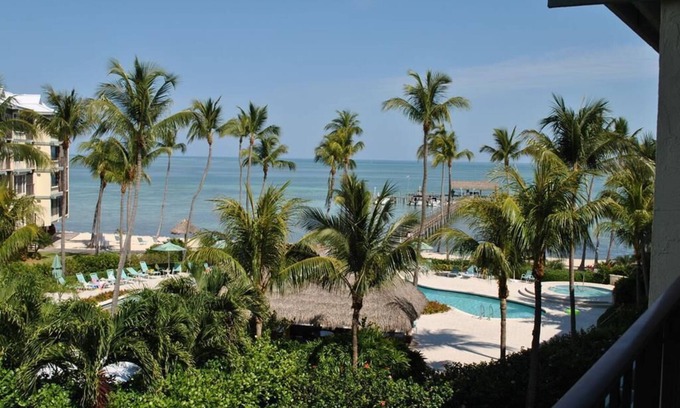 Islamorada House | Inviting 2 Bedroom Condo Near Pool & Breakfast in Beacon Reef