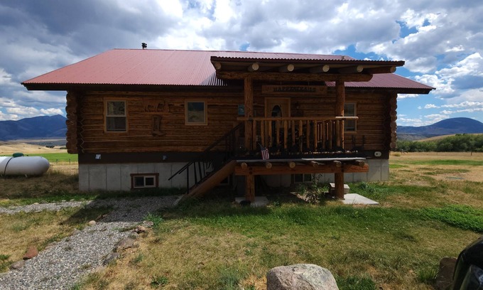 Emigrant Cabin | Charming 2-bedroom cabin in Emigrant with Beautiful Views