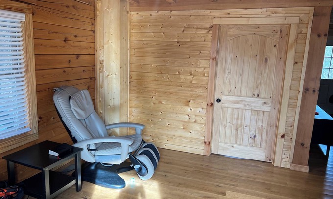 Woodlawn Cabin | Charming 2-bedroom cabin in Woodlawn/Galax VA with modern features