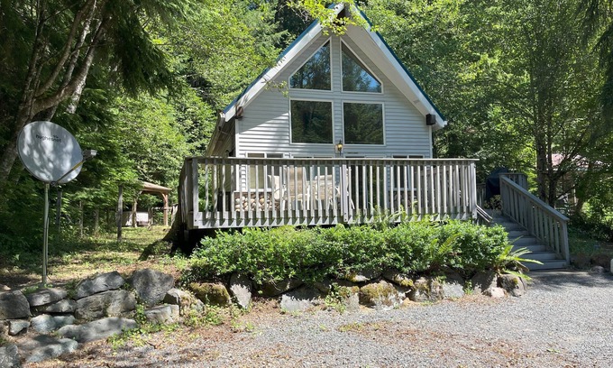 Paradise Estates Cabin | Charming 2-bedroom cabin with AC and WiFi in wonderful Ashford