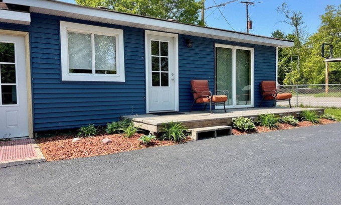 Oscoda Cabin | Charming 2-bedroom cabin with WiFi, AC in serene Oscoda