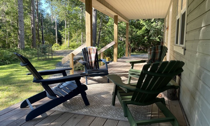 Courtenay House | Guest Rated 10/10 Cottage Near Nature Park with Spa & Kitchen