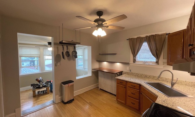 Jefferson Park Condo | Charming 2-bedroom condo with WiFi, AC in lovely Chicago. Ample parking,