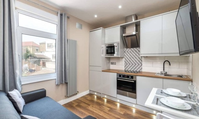 Plumstead Apartment | Budget-Friendly 2 Bedroom Flat in Plumstead with Breakfast