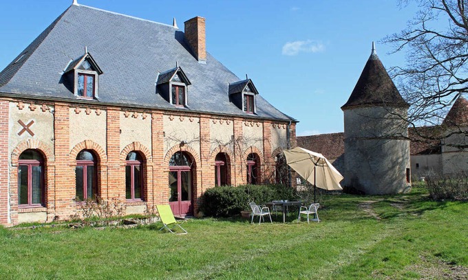 Trezelles Cottage | Gite Trézelles: 2 Bedrooms with Spa & Family-Friendly Amenities
