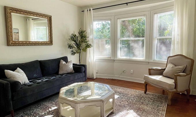 Fort Worth House | Cozy 2 Bedroom Retreat with Backyard Near Downtown