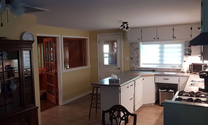 Callander House | Charming 2-bedroom house with WiFi, AC in beautiful Callander