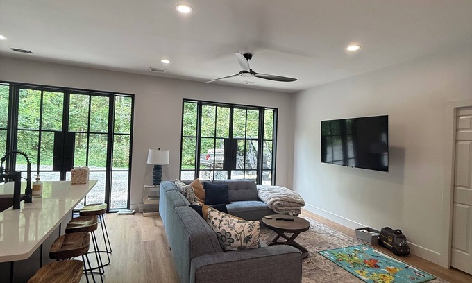 Franklin House | Charming 2-bedroom home on 15 acres is a Franklin Oasis