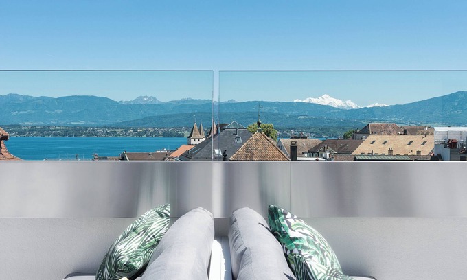 Nyon House | Charming 2-bedroom hotel in marvelous Nyon with fitness room, WiFi