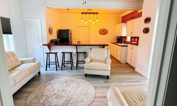 Bristol House | Charming 2-bedroom house in wonderful Bristol located on the Aplachicola River