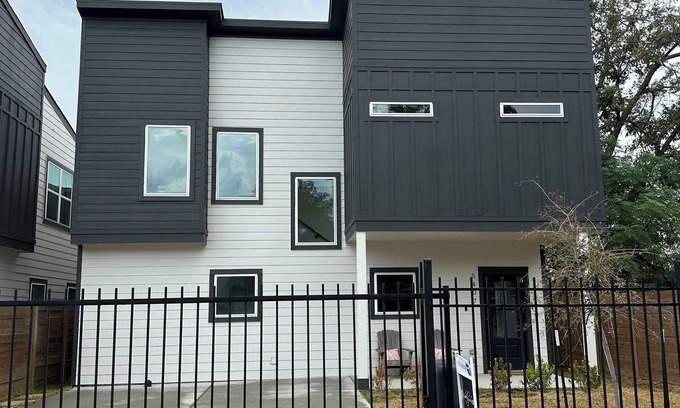 Northside House | Charming 2-bedroom house with WiFi, AC in fabulous Houston