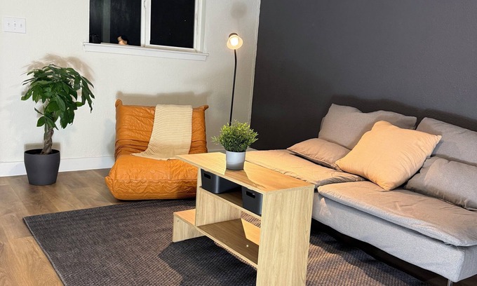University Hills House | Charming 2-bedroom house in beautiful Austin with WiFi and AC