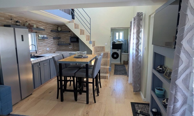 Barroui House | Charming 2-bedroom Mountain Tiny House in Cochrane with WiFi.