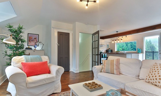 Knowlton Apartment | Inviting 2 Bedroom Getaway in Knowlton Village