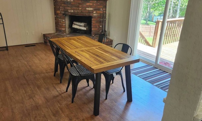 Lenexa House | Charming 2-bedroom Restful rooms in Lenexa KS