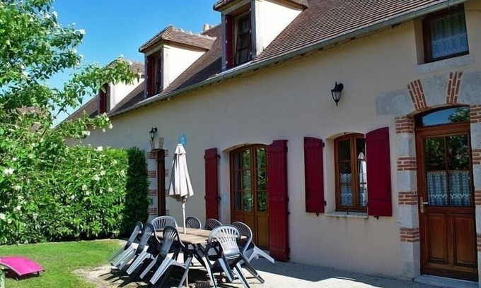 Lorcy Cottage | Comfortable Gite Lorcy: Family-Friendly with Spa & Kitchen