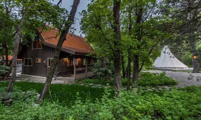 Sundance Cabin | Inviting Sundance Cottage: Hot Tub & Fireplace Retreat