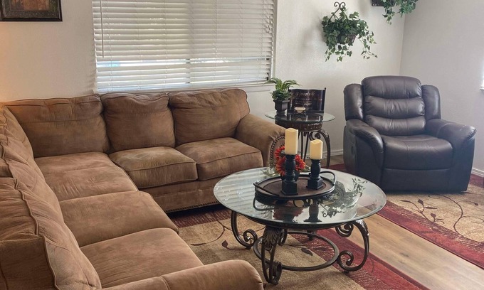 Farmington House | Charming 2-bedroom townhouse with WiFi in lovely Farmington