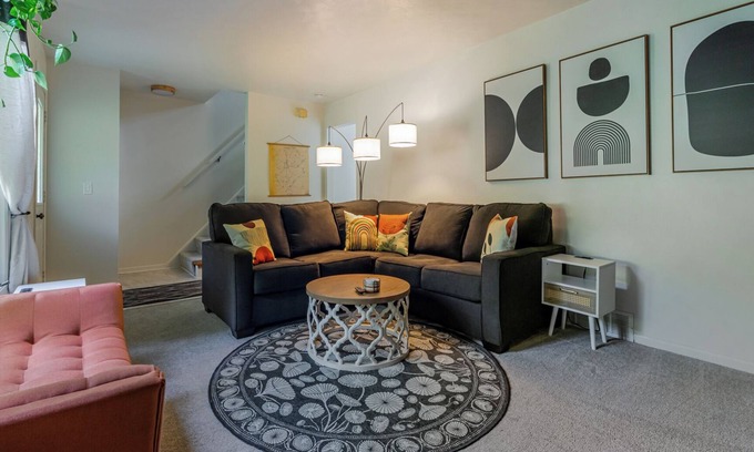 East Lansing House | Charming 2-bedroom townhome - 1 Mile from MSU!!