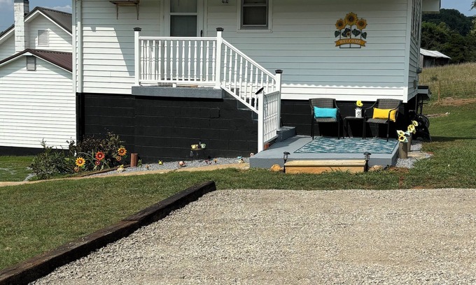 Jonesborough House | Charming 2-bedroom house with WiFi, AC in excellent Jonesborough
