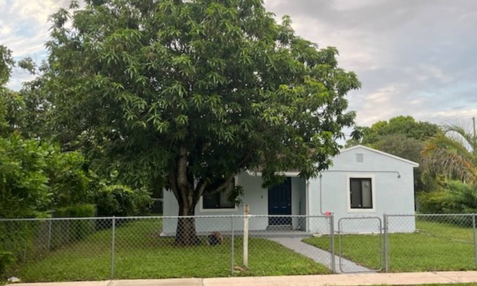 North Miami House | Charming 2-bedroom house in delightful North Miami with WiFi, fitness room