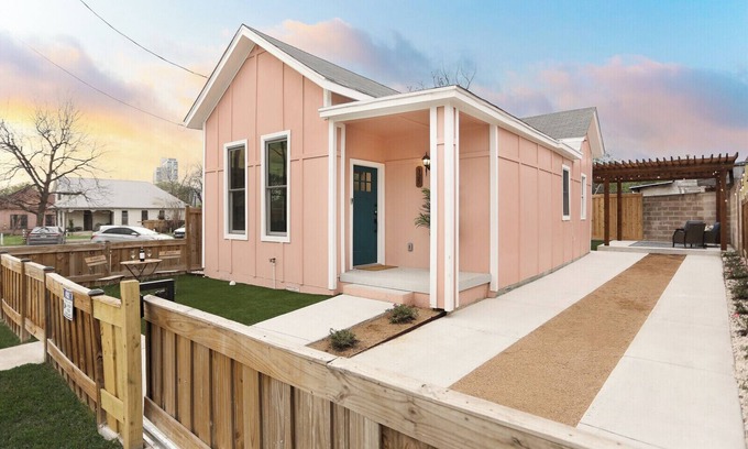 Historic Garderns House | Charming 2-bedroom house with WiFi, AC in beautiful Downtown San Antonio