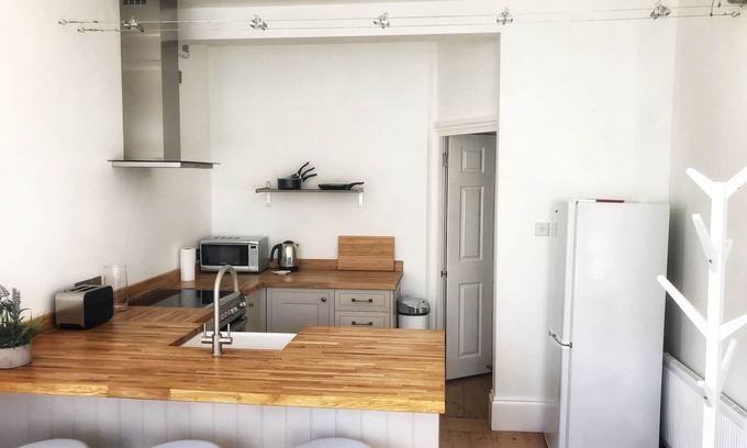 Worthing Apartment | Inviting 2 BR Apartment Near Worthing Station & Seafront