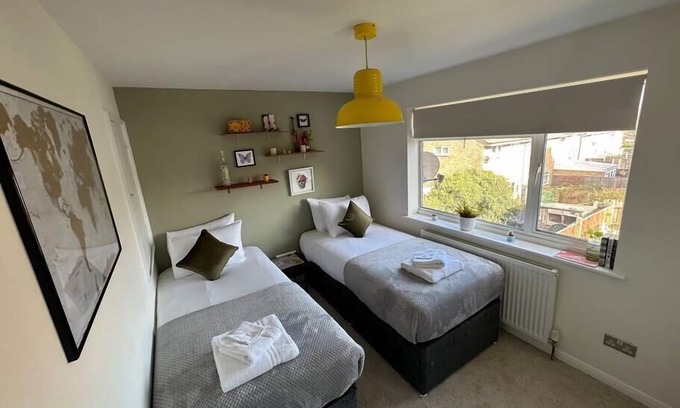 East Wickham Apartment | Cozy 2-BR House with WIFI, Parking & Garden | On Site Stays
