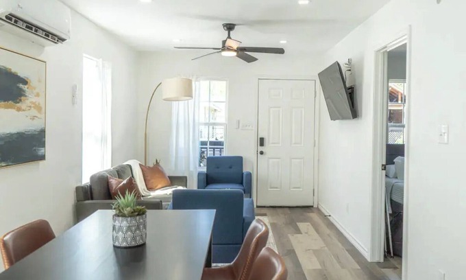 Greater Third Ward House | Charming 2BR Gem by UH - Ideal for Graduation Celebrations!