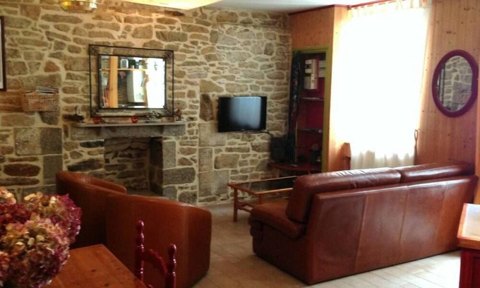Concarneau House | Cozy Fisherman's House with Oceanfront Pool & Breakfast