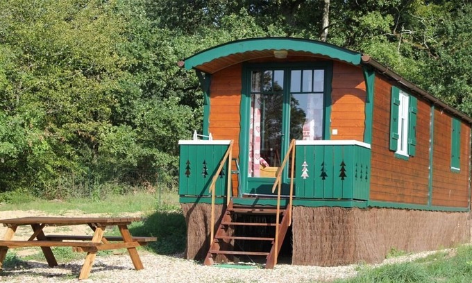 Lion-en-Sullias Cottage | Pet-Friendly Gite Lion-en-Sullias with Spa & Breakfast