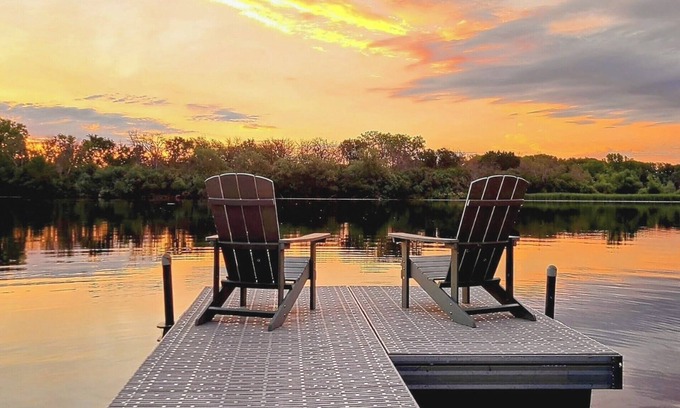 Plymouth Cottage | Charming 2B/1BA with Medicine Lake views, lake access, Coffee Bar & fast WiFi