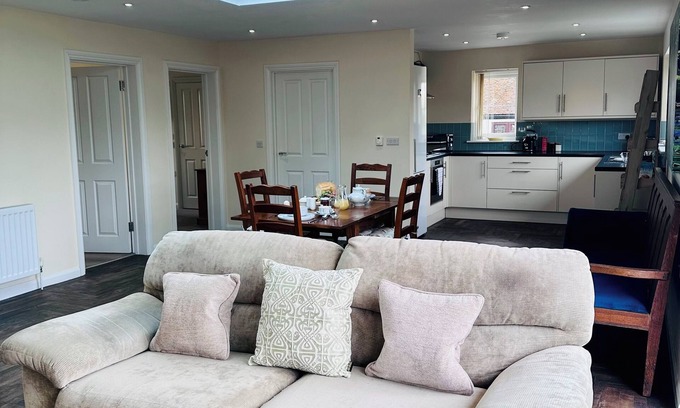 Maidstone House | Charming 2BD Country Bungalow on Working Farm in Kent Countryside
