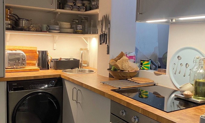 Cantelowes Apartment | Cozy 2BD Hideaway with Spa & Breakfast in Camden