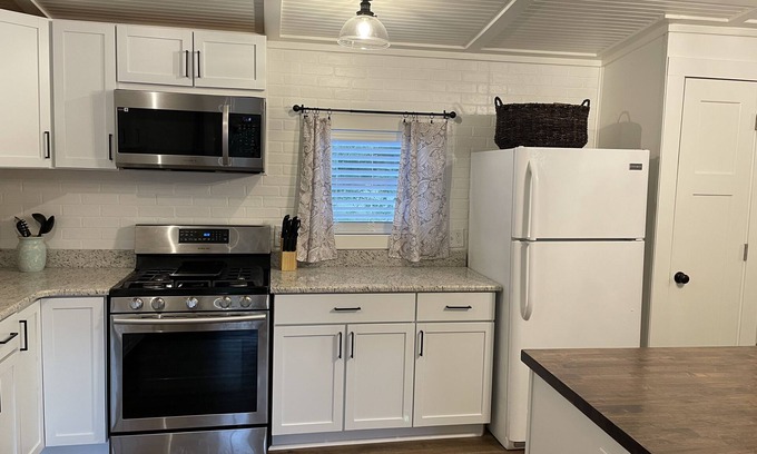 Leesville House | Ideal 2-Bed Home near Fort Polk with Large Yard & Pets Welcome