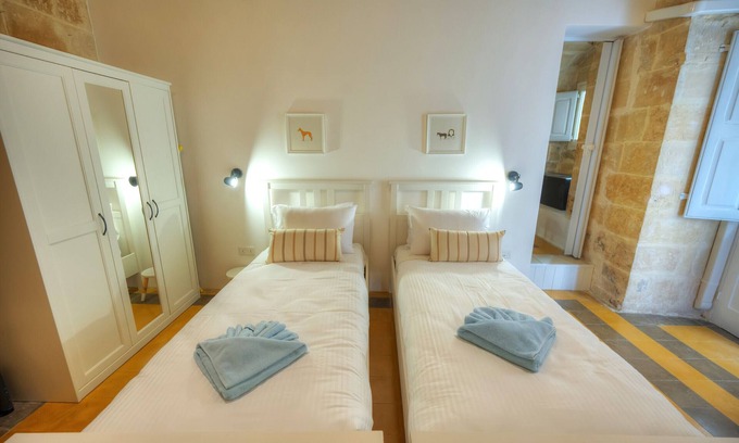 Valletta Ski Chalet | Stylish 2-Bedroom Townhouse in Valletta with Family Amenities