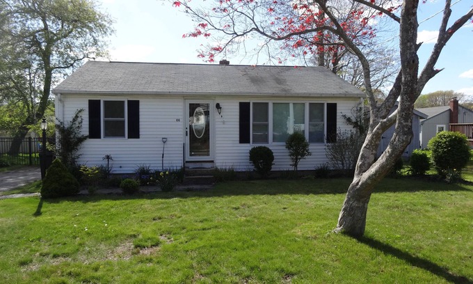 Narragansett House | Cozy 2BR Cottage with Deck, Grill & Top-Rated Amenities