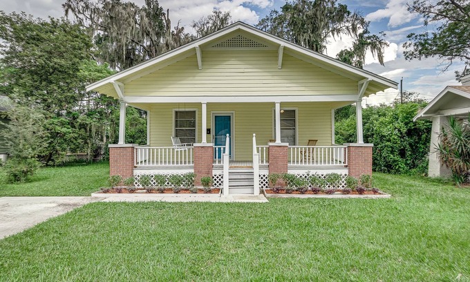 Lakeland House | Charming 2BR Historic Bungalow with Lake View in Downtown