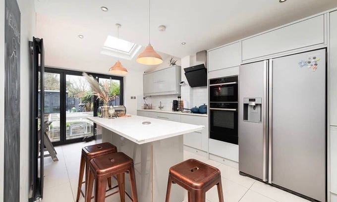 Elmbridge House | Budget-Friendly 2BR House with Garden for Family Getaways