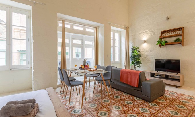 Valletta Apartment | Central 2BR Retreat in Historic Valletta with Spa & Kitchen
