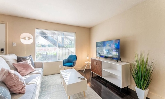 East Riverside - Oltorf Apartment | Cozy 2BR Suite with King Beds, Steps from Downtown