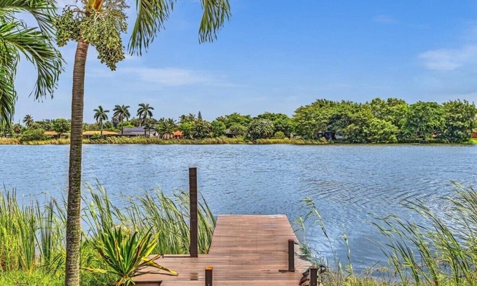 Davie House | Relaxing Lakefront Cottage in Davie – Pet & Child Friendly