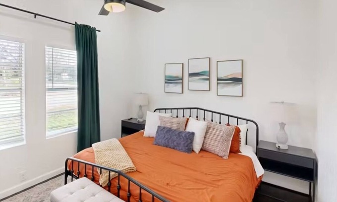 Mahncke Park House | Charming 2BR Retreat w/Private Yard – Walk to Botanical Gardens & Near Fort Sam