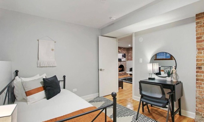 Lake View East Apartment | Exceptional 2BR Urban Oasis in Vibrant Chicago with Kitchen